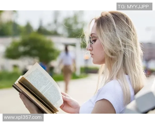 女生踢足球的魅力与挑战探索女性在足球场上的成长与自信之路 女生踢足球的魅力与挑战探索女性在足球场上的成长与自信之路