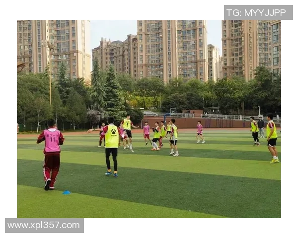 激情四溢的足球班级联赛开启青春对决,展现团队精神与竞技风采 激情四溢的足球班级联赛开启青春对决,展现团队精神与竞技风采